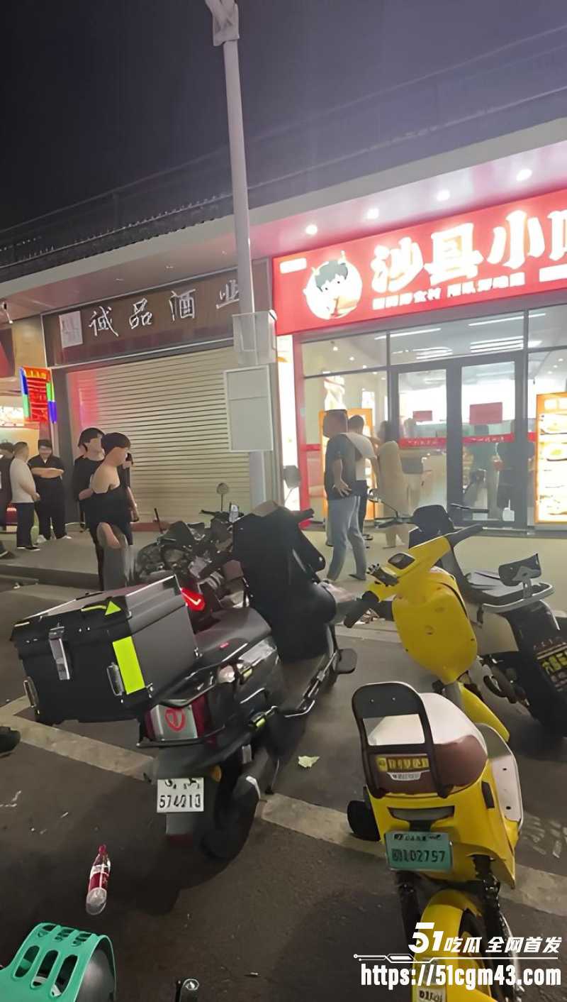 反差女神精神小伙打架现场 9