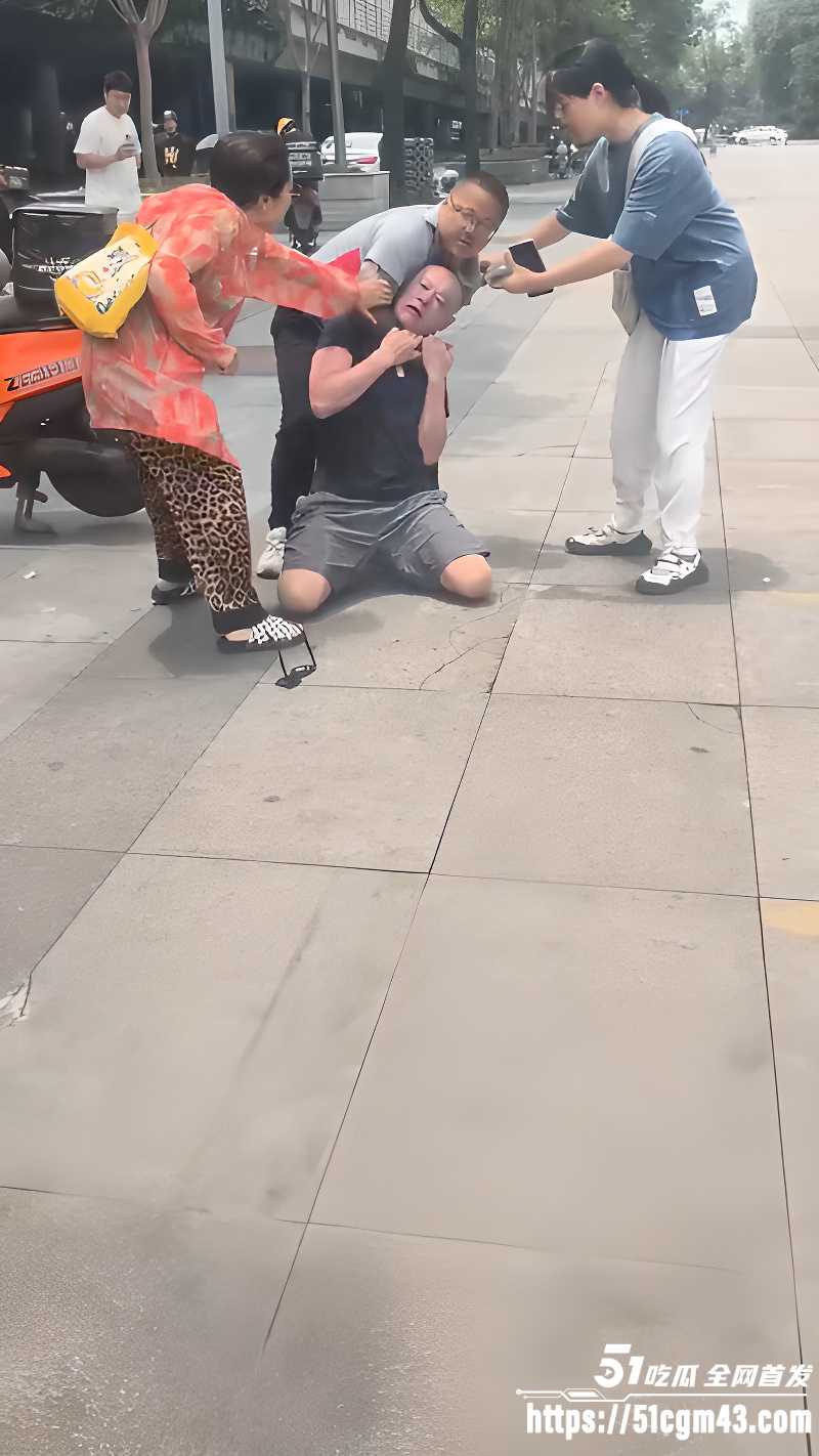 大爷街头怒怼顺丰小哥 遭其反杀锁喉 6