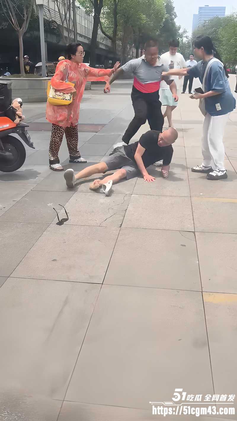 大爷街头怒怼顺丰小哥 遭其反杀锁喉 7