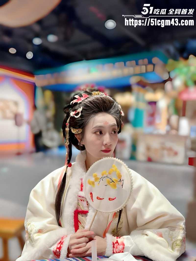 西南交通大学舞蹈生 身着各种情趣制服诱惑金主 反被无套狂操骚穴白浆狂涌！