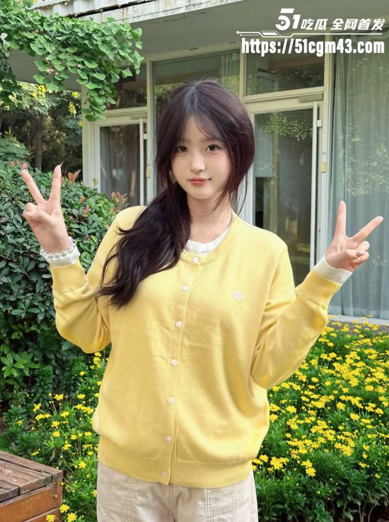 美乳学生妹裸聊发骚 线上自慰诱惑金主 揉奶扣穴尽显淫荡