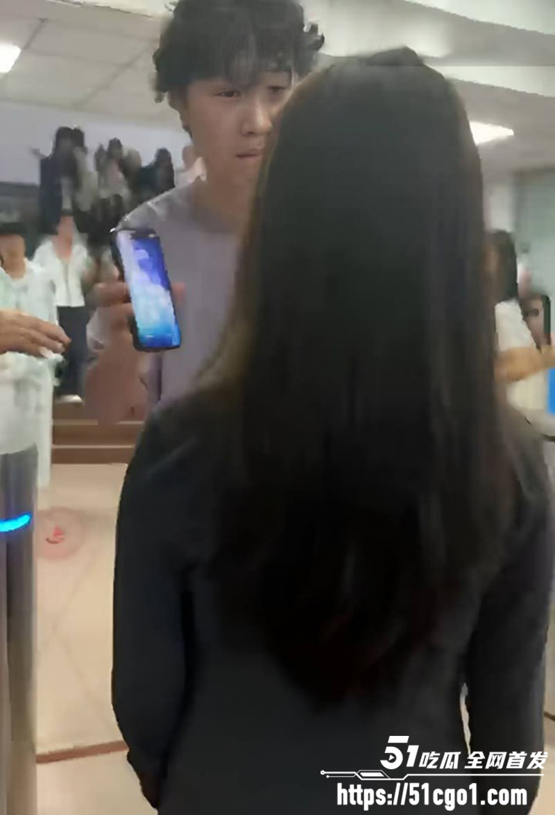 河北沧州师范学院女生脚踏两条船被当场抓包3拷贝