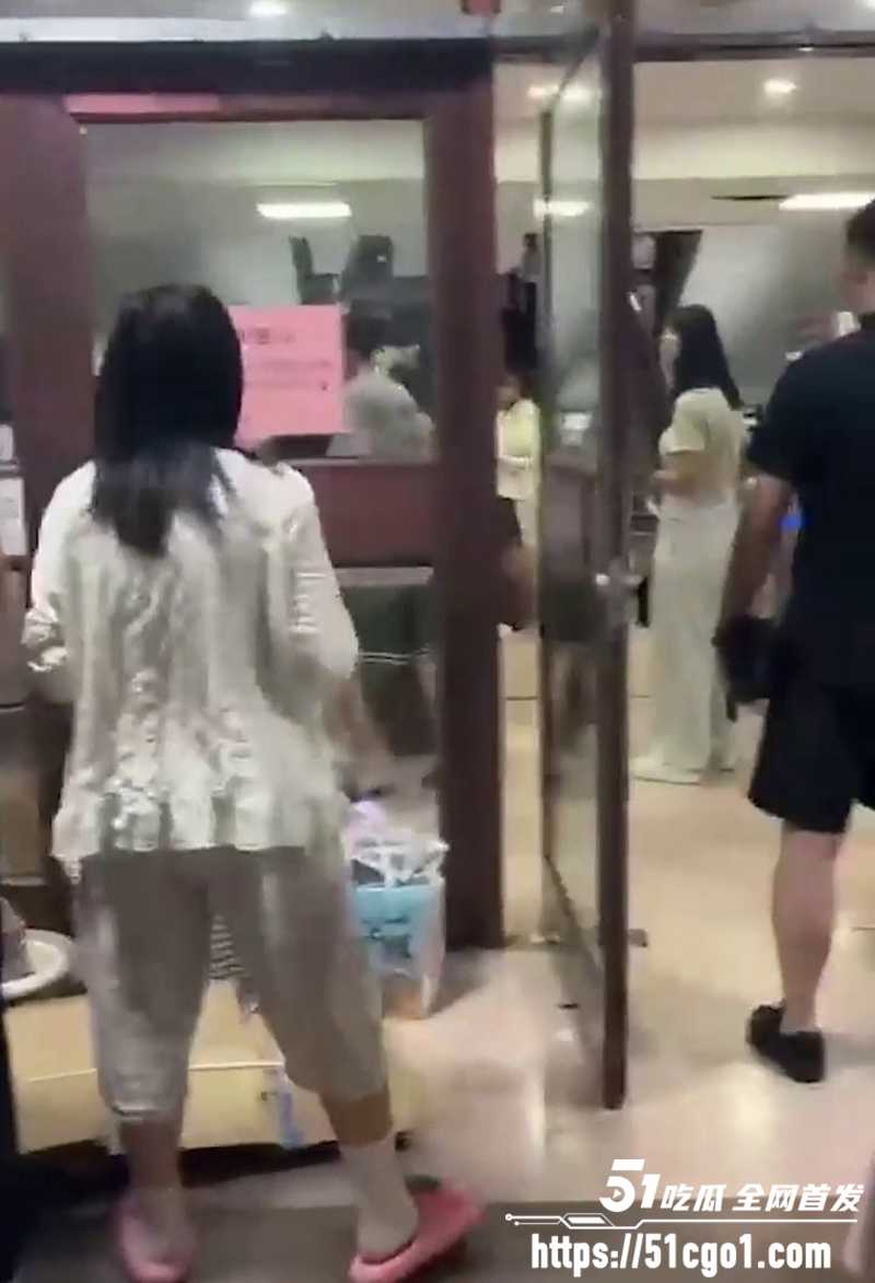 河北沧州师范学院女生脚踏两条船被当场抓包4拷贝
