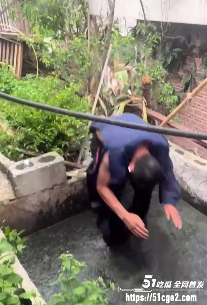 火云邪神5万赞跳粪坑视频流出 4 拷贝