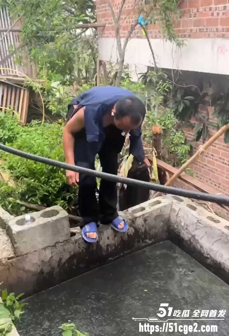 火云邪神5万赞跳粪坑视频流出 3 拷贝
