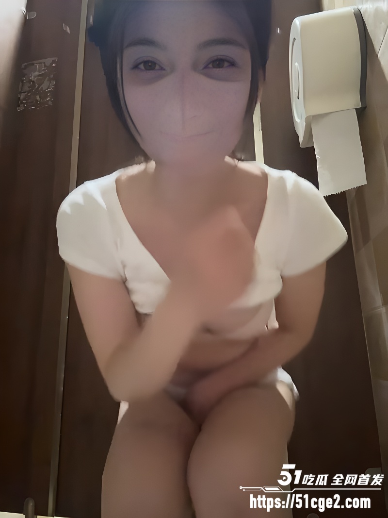 高颜女主播 gougou13 公共厕所大胆自慰直播3