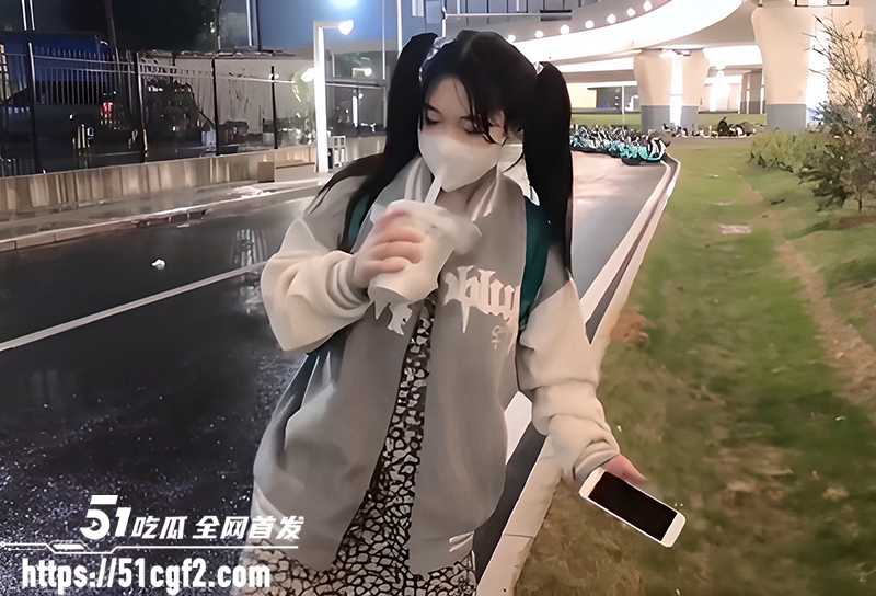 双马尾学妹 汤圆 放学捡尸酒醉大叔 一脸好奇玩弄肉棒 浓精灌满小逼满足回家！