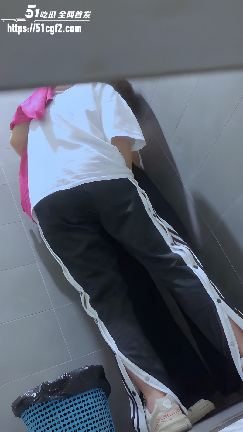 女厕所躲着打野炮的拉拉3