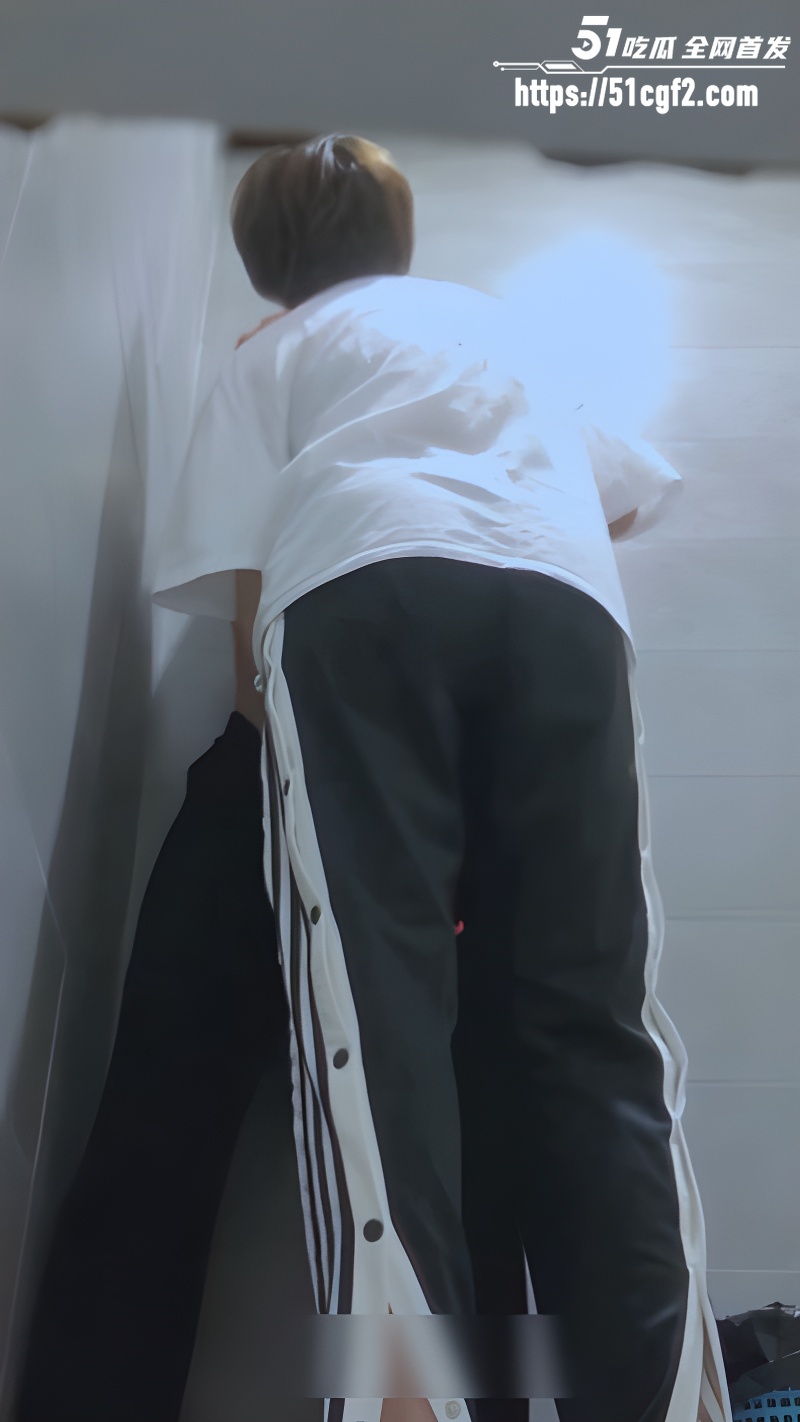女厕所躲着打野炮的拉拉4