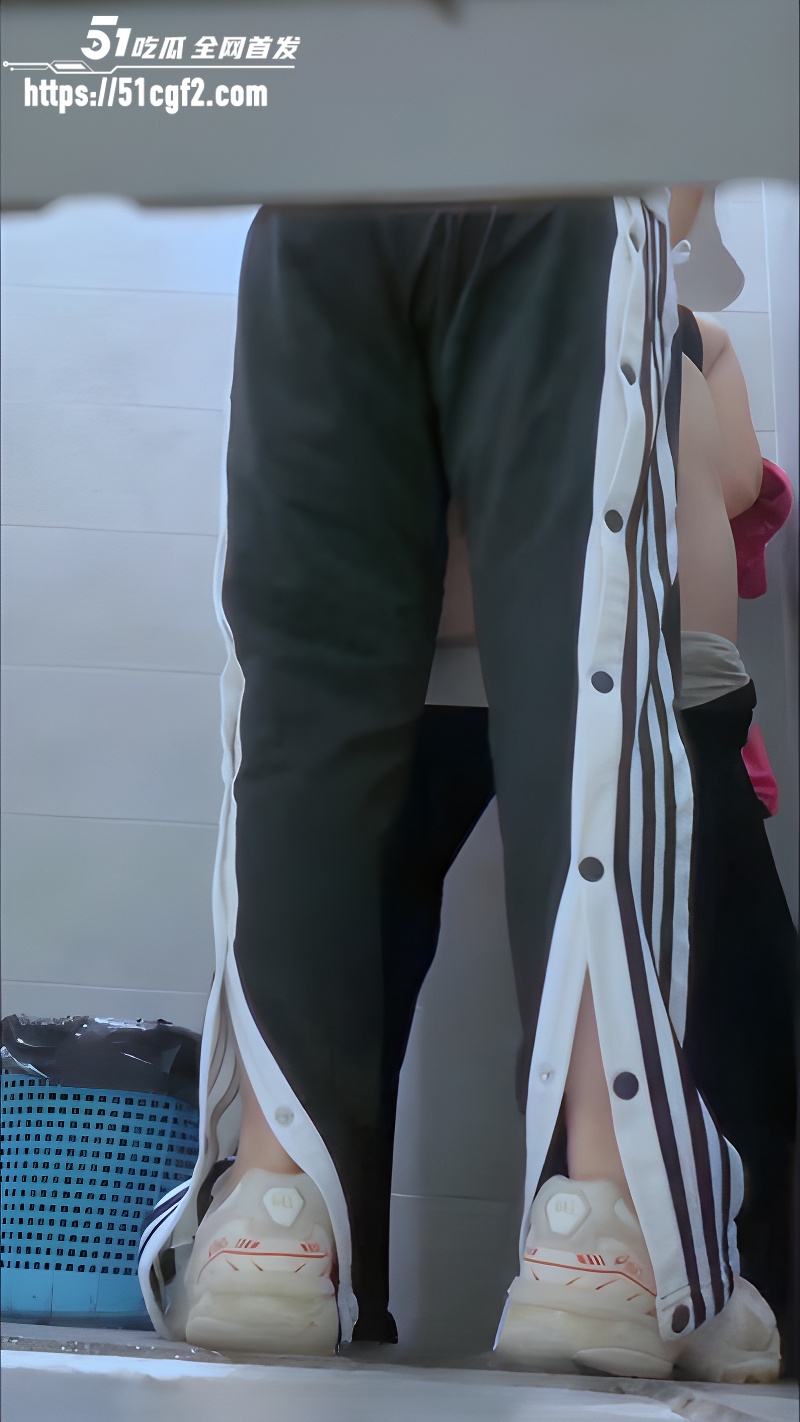 女厕所躲着打野炮的拉拉5