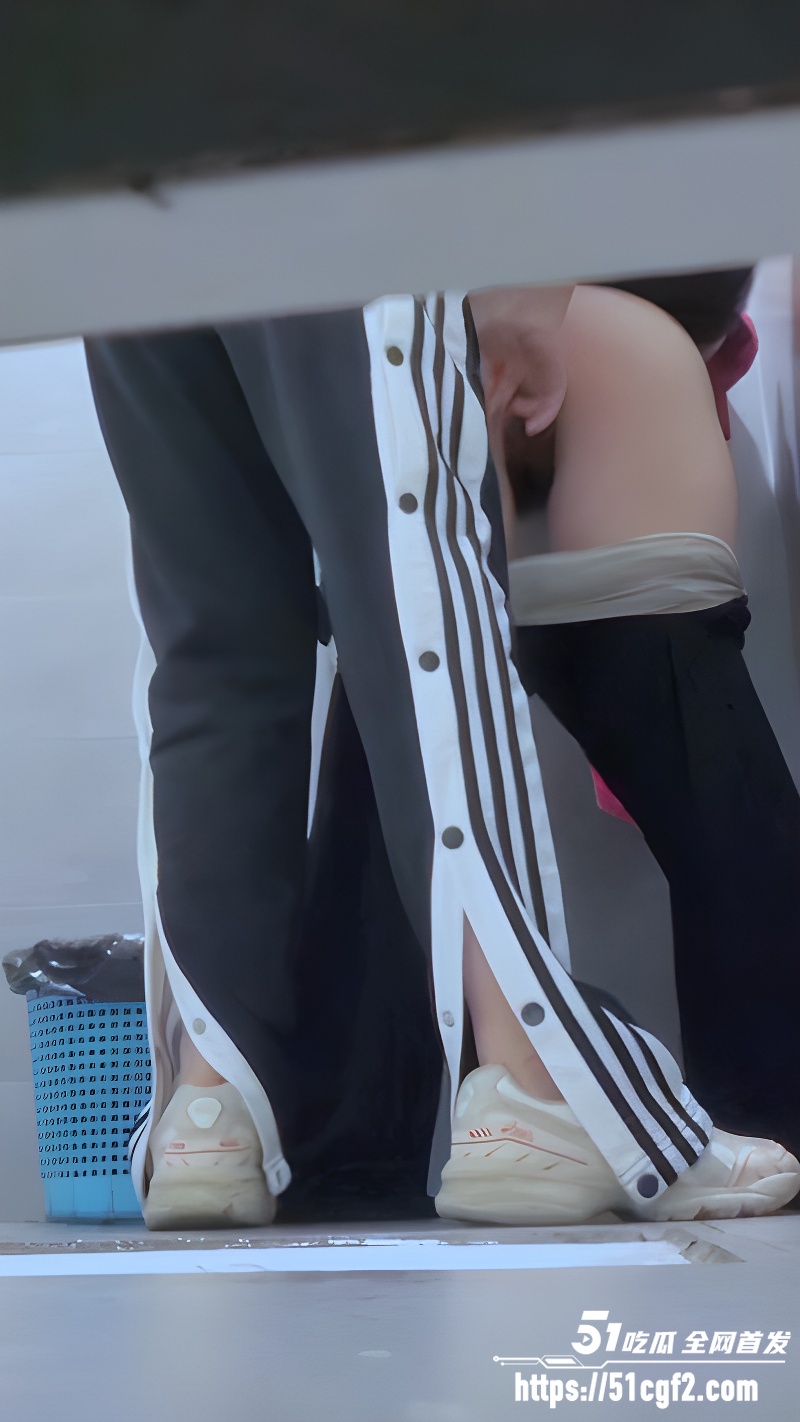 女厕所躲着打野炮的拉拉6
