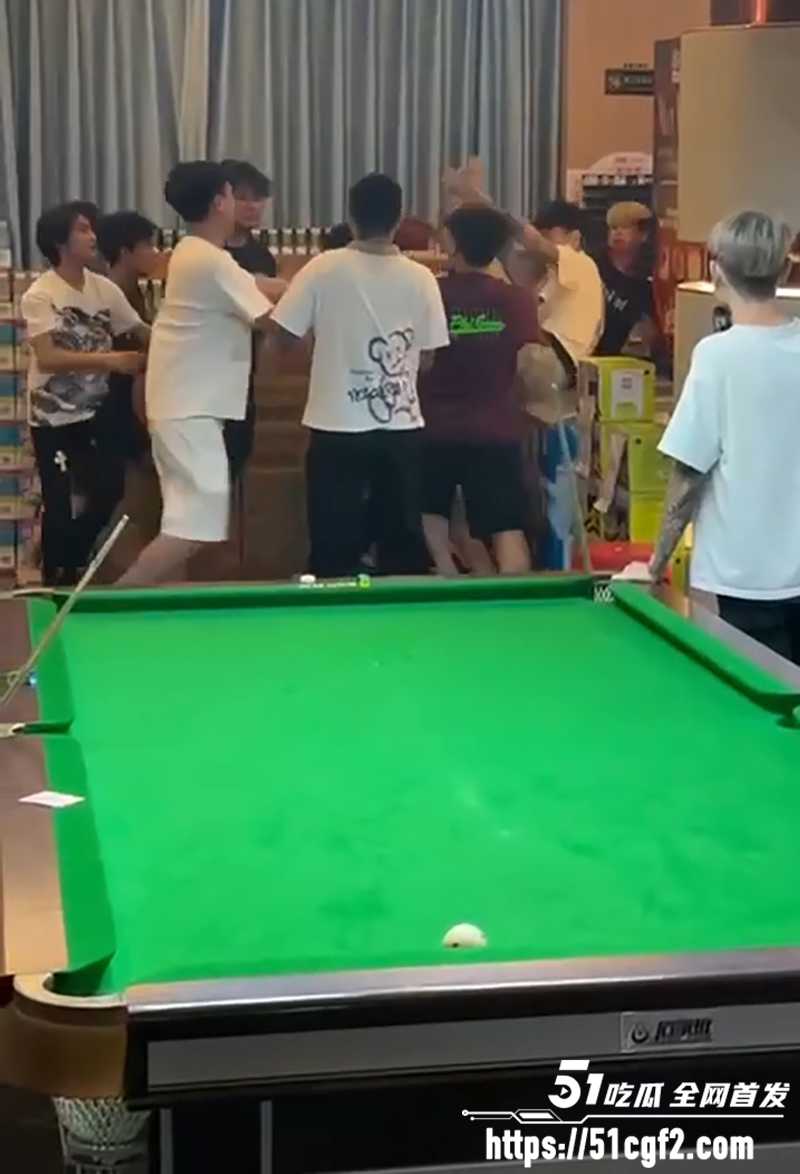 湖南永州道县 789台球室 上演大乱斗 精神小伙组团混战 持杆砸球互殴 招招要命！