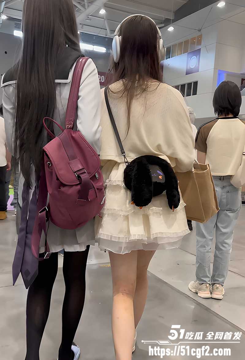 抄底偷拍无内小姐姐合集 10 拷贝