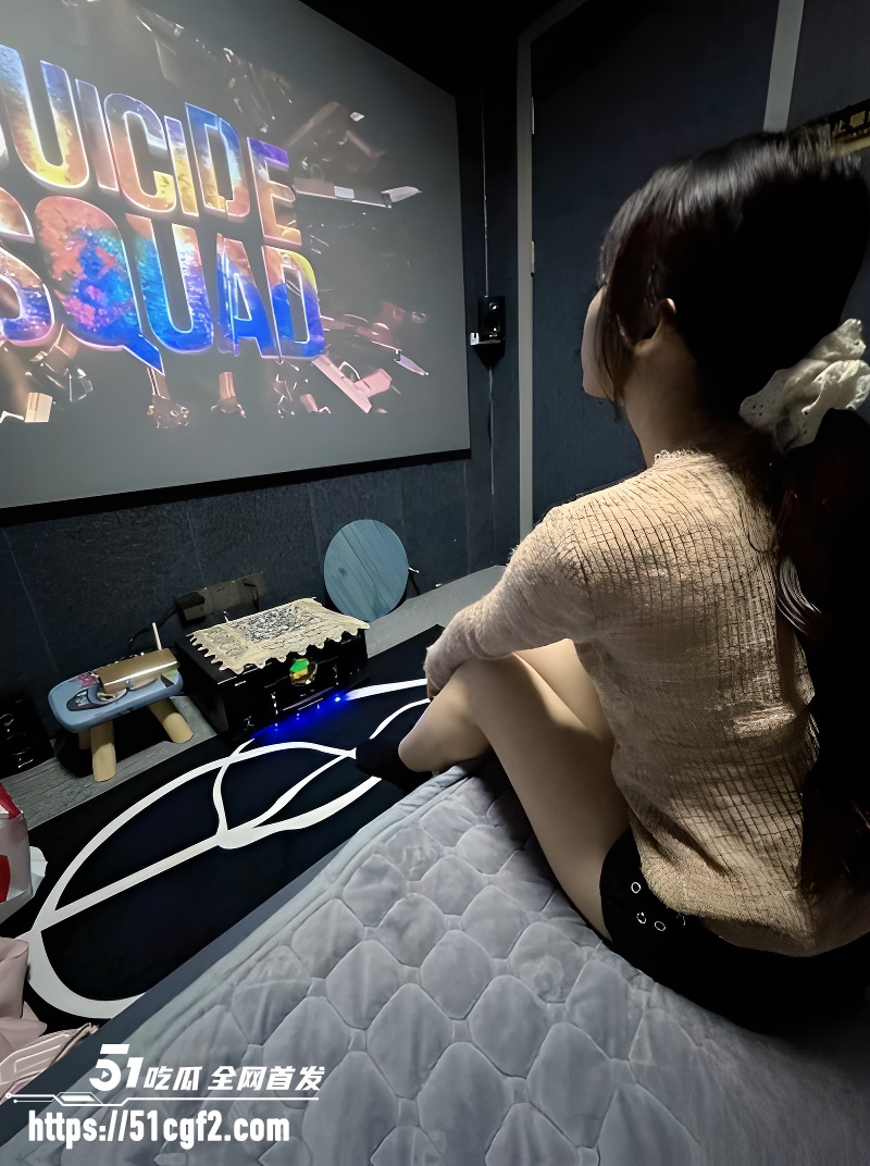 萝莉小表妹私人影院对表妹闺蜜下手02