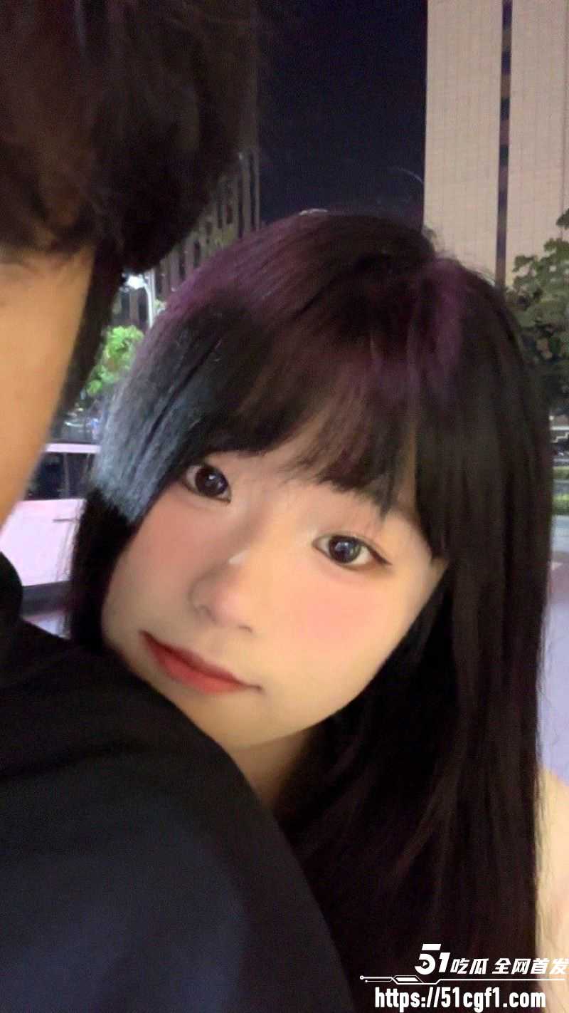高颜值齐刘海萌妹床上被干边玩手机 2