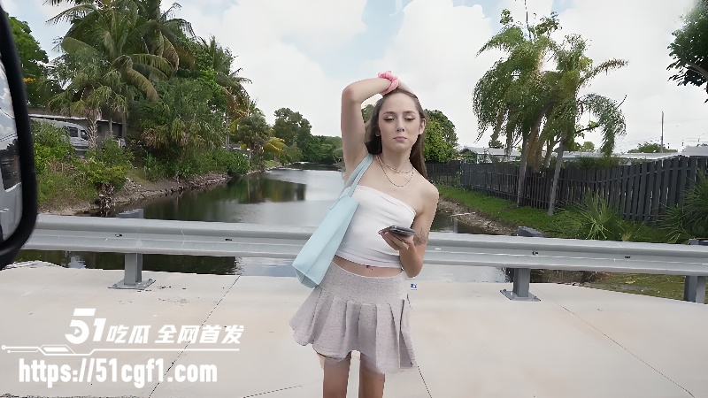 捷克街头性爱巴士骗苗条嫩妹上车 100块到500块原味骚裤大放送 路边嫩穴随便玩！
