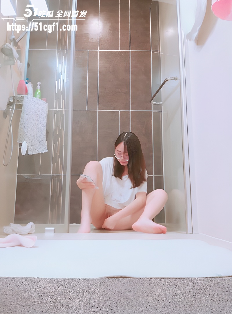 变态房东偷拍眼镜妹租客  5