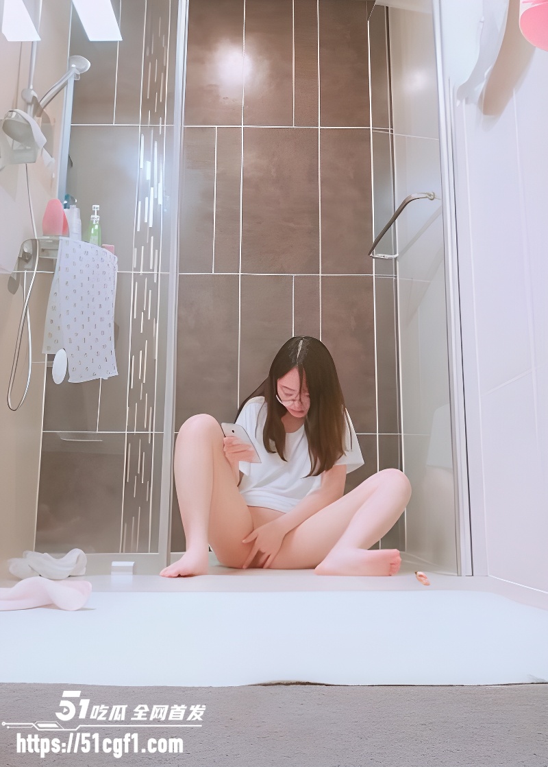变态房东偷拍眼镜妹租客  1