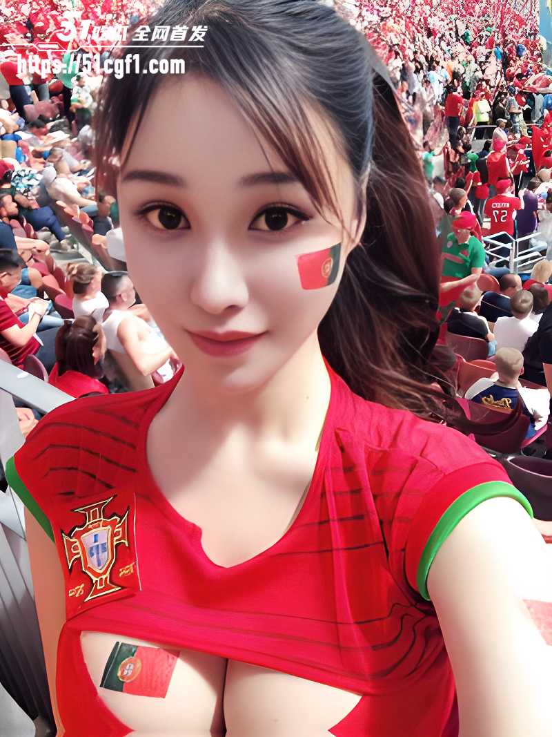 世界杯女球迷高燃露奶时刻 美女看台展露大奶 乳杀封神助威赛事
