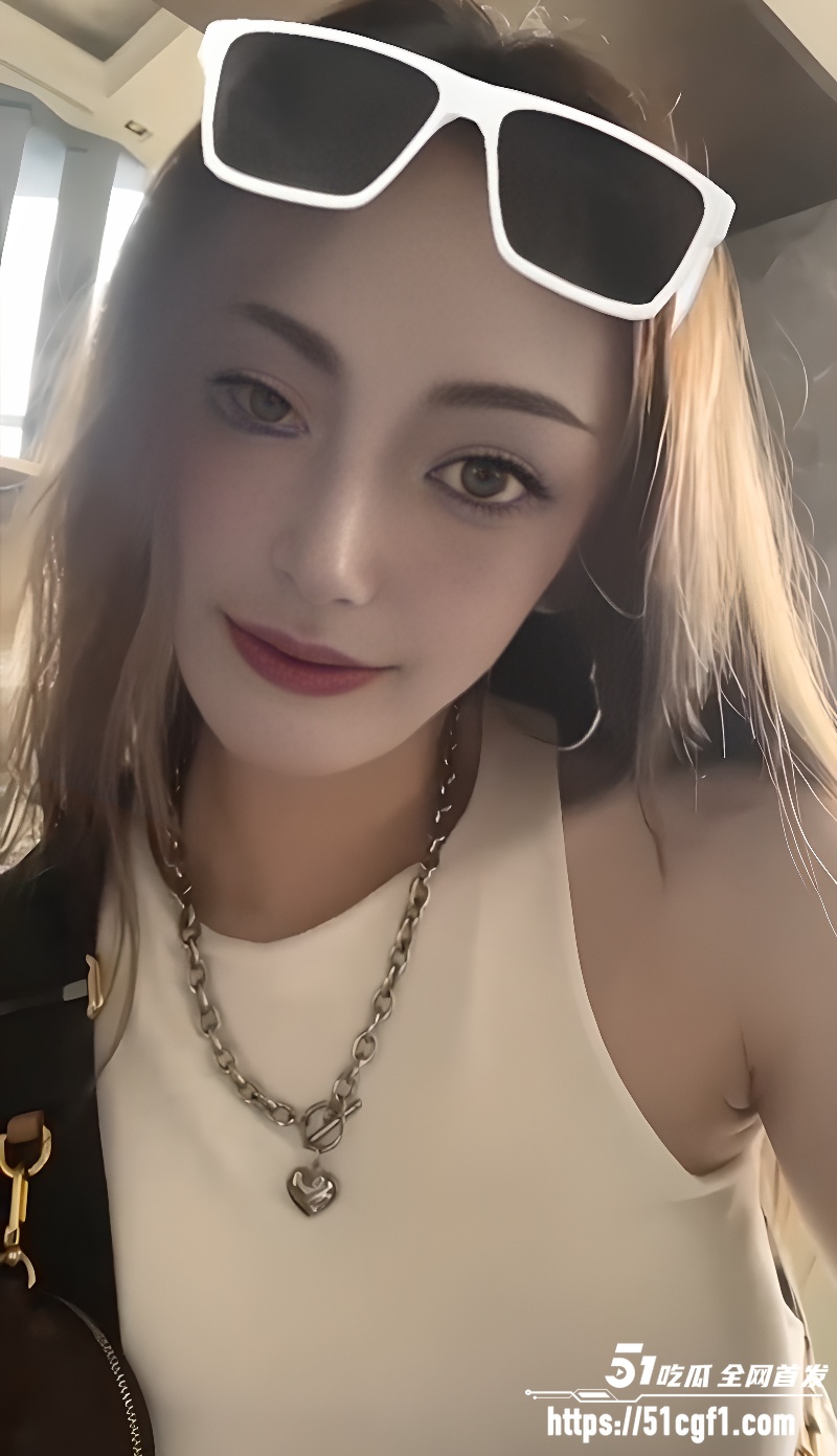 银行柜姐 早期下海付费黄播 与男友做爱 被同事拍下外流全网 口交骑乘十分骚浪！