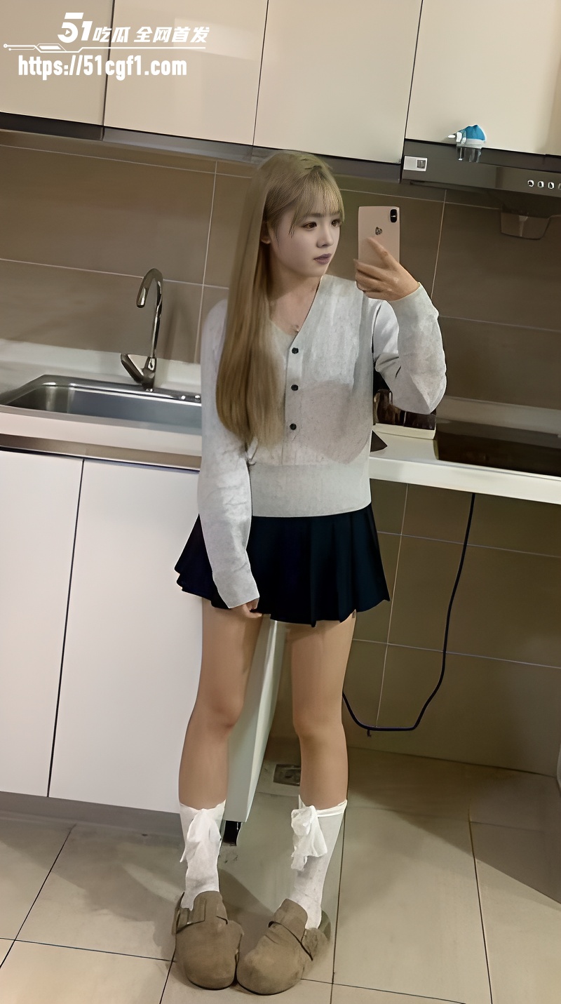 穿睡衣都藏不住 这完美炮架子身材太犯规了 无敌天花板级尤物