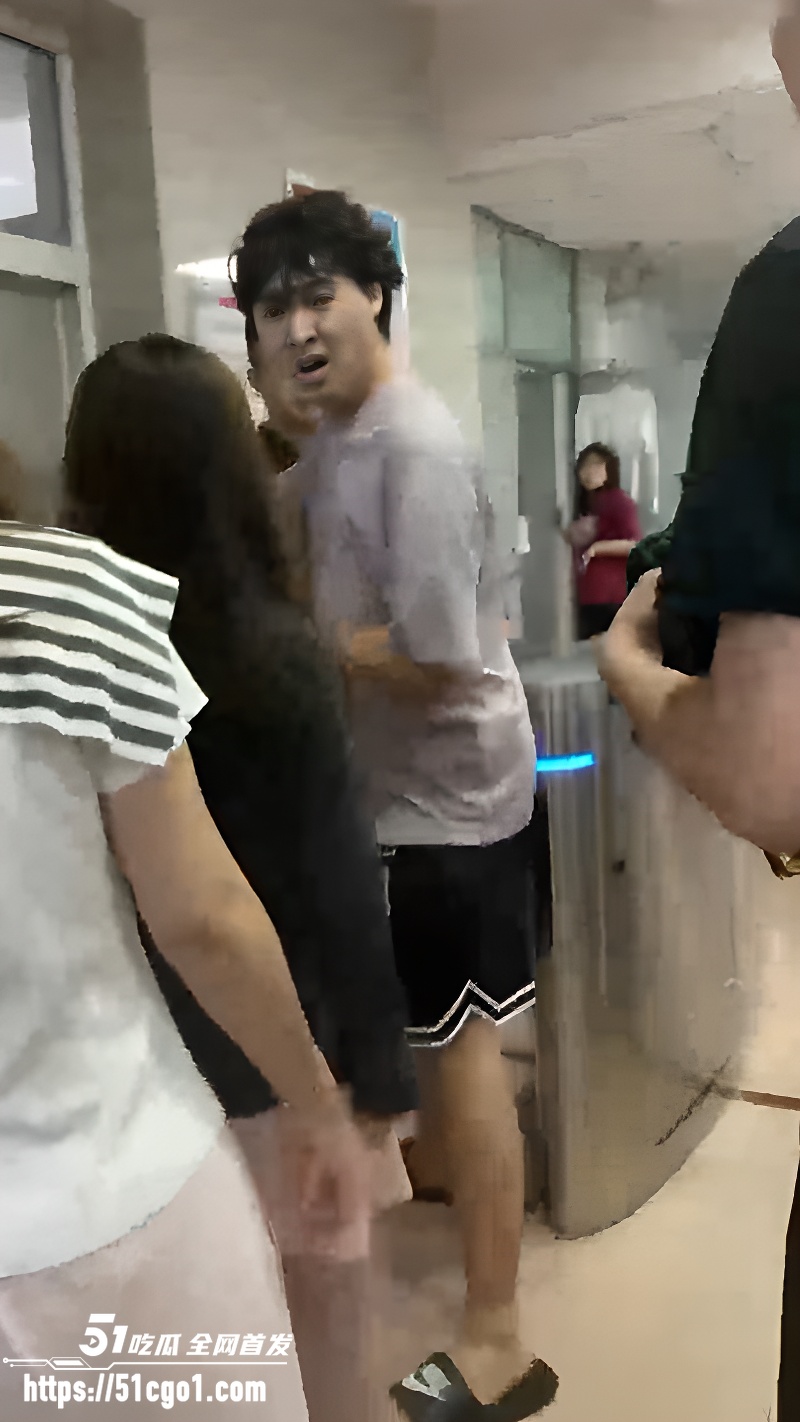 沧州师范学院 女生脚踏两只船被男友抓包 宿舍楼下对峙 众人围观引起轰动！