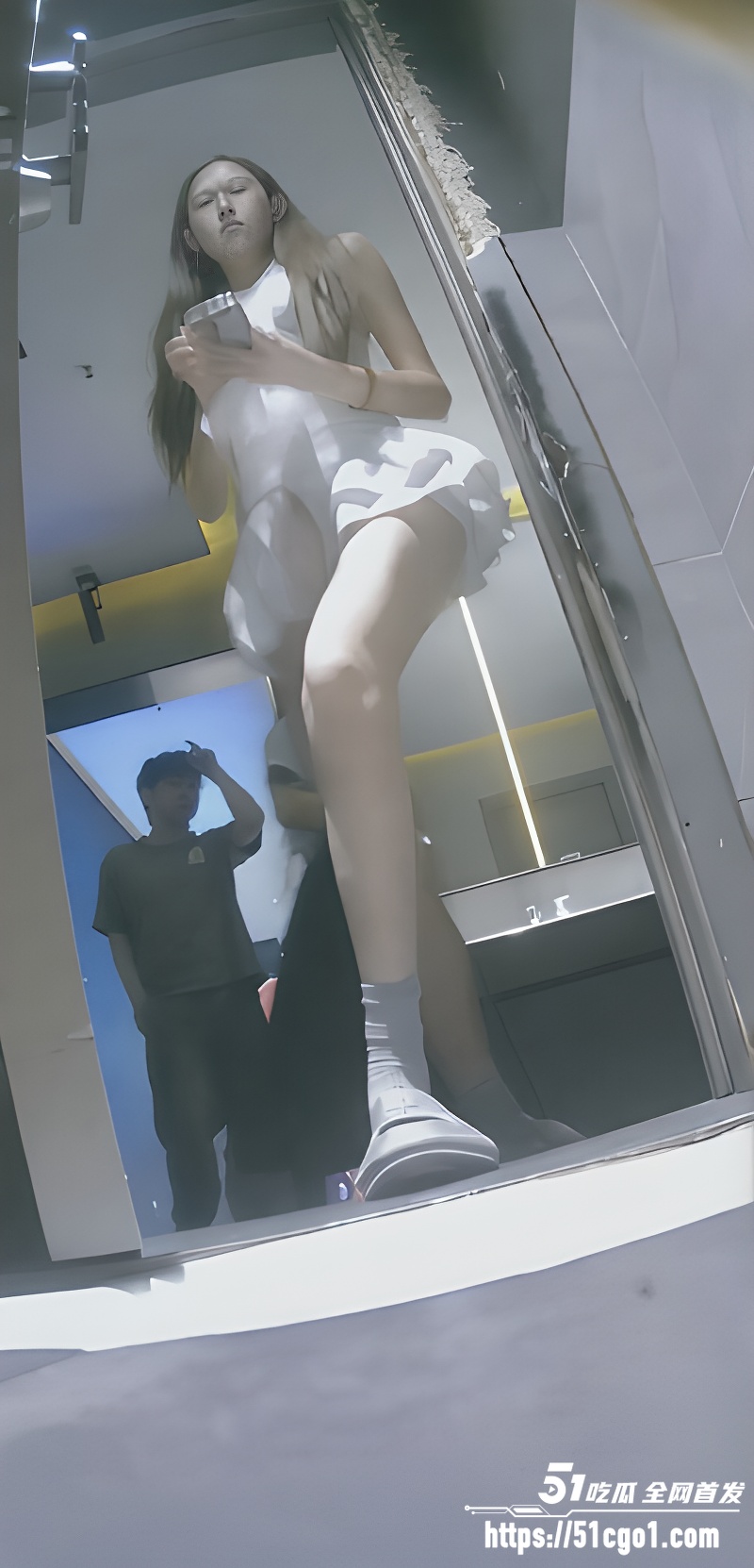 夜总会小姐姐女厕偷拍流出 极品黑色长靴美腿尿尿 高清蹲坑私密画面