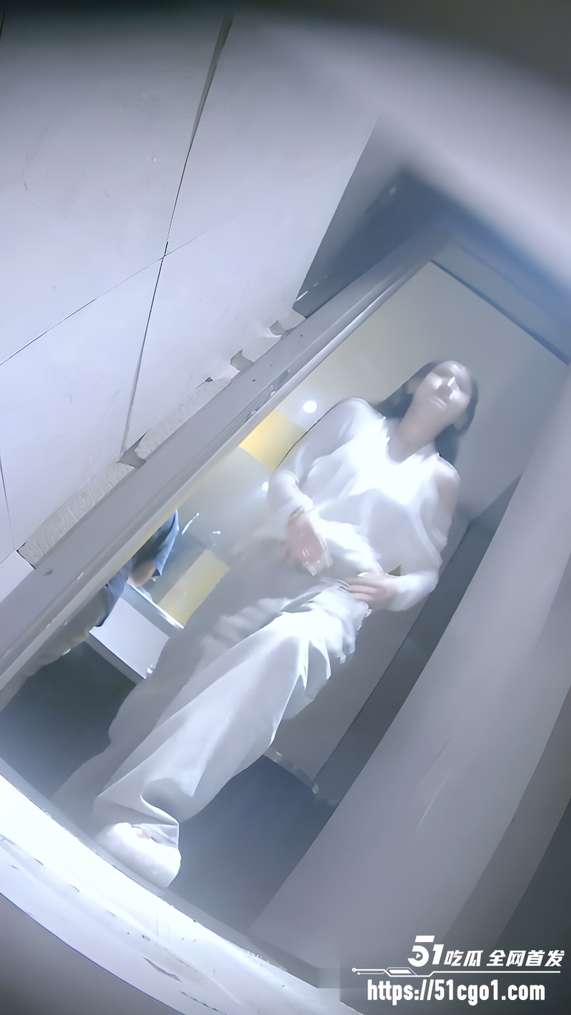夜总会小姐姐女厕偷拍5