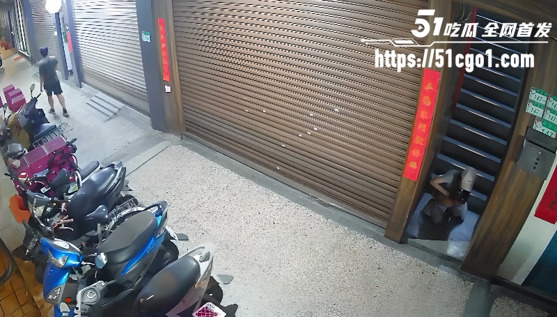 小仙女楼梯口拉屎3
