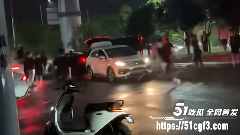 宁乡任福路百人战  两伙小年轻持械互砍驾车冲撞 8