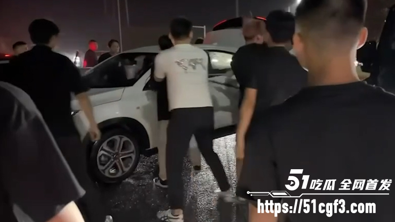宁乡任福路百人战  两伙小年轻持械互砍驾车冲撞 5