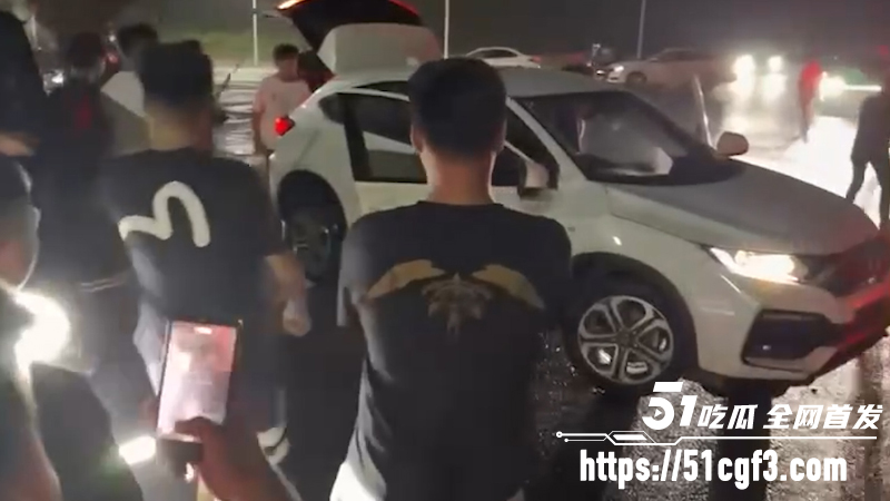 宁乡任福路百人战  两伙小年轻持械互砍驾车冲撞 6