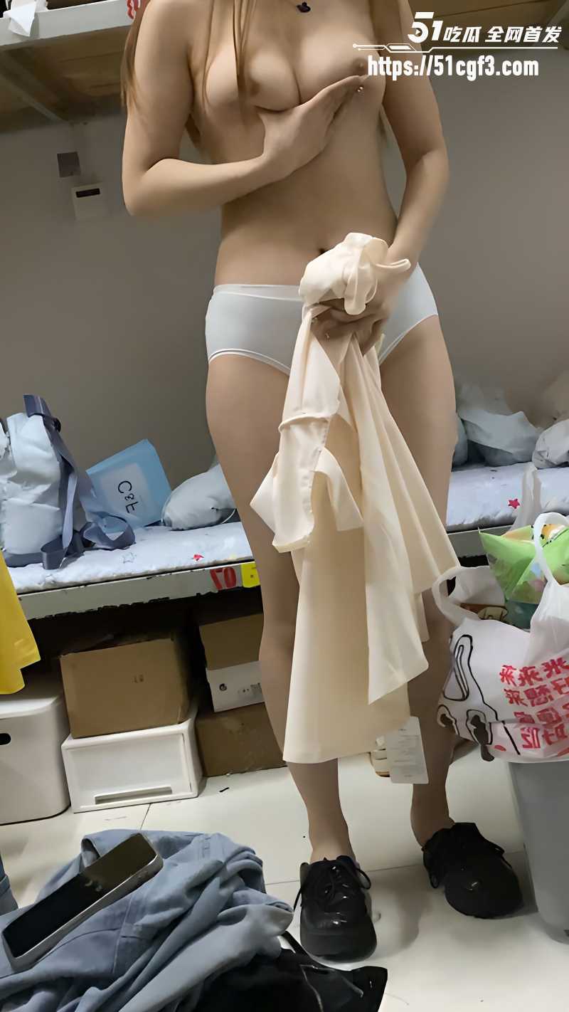 宿舍内偷拍室友日常watermark