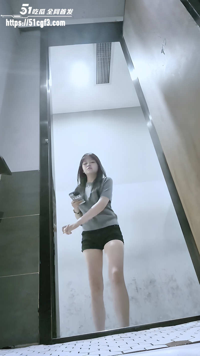 女厕偷拍超清视角 多位高颜值女神释放圣水 一起来欣赏粉菊与嫩木耳！