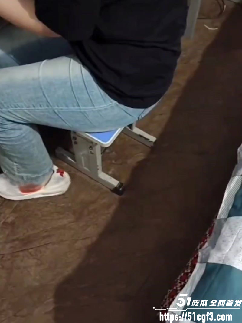 海角乱伦大神走了拜拜 妹妹真是个游戏狂 操逼也阻止不了她玩游戏！
