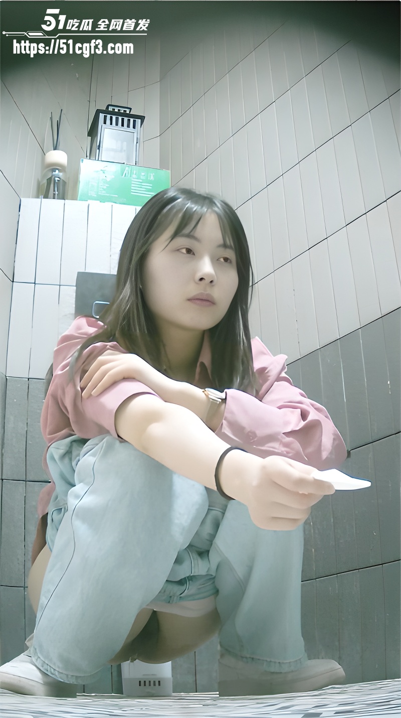 真实偷拍女公厕4k视角 多位小姐姐方便撒尿 蜜穴特写清晰可见