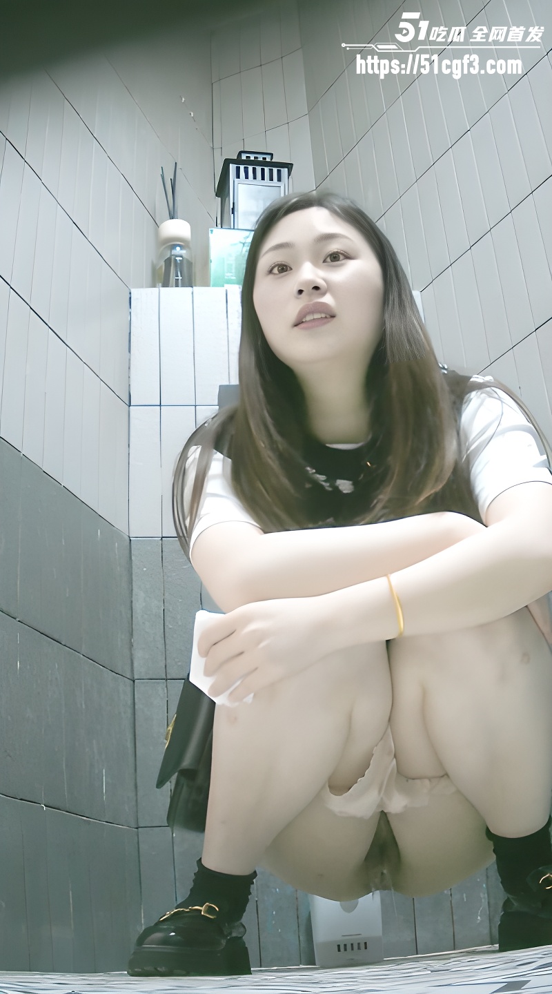 真实偷拍女公厕4k视角 2