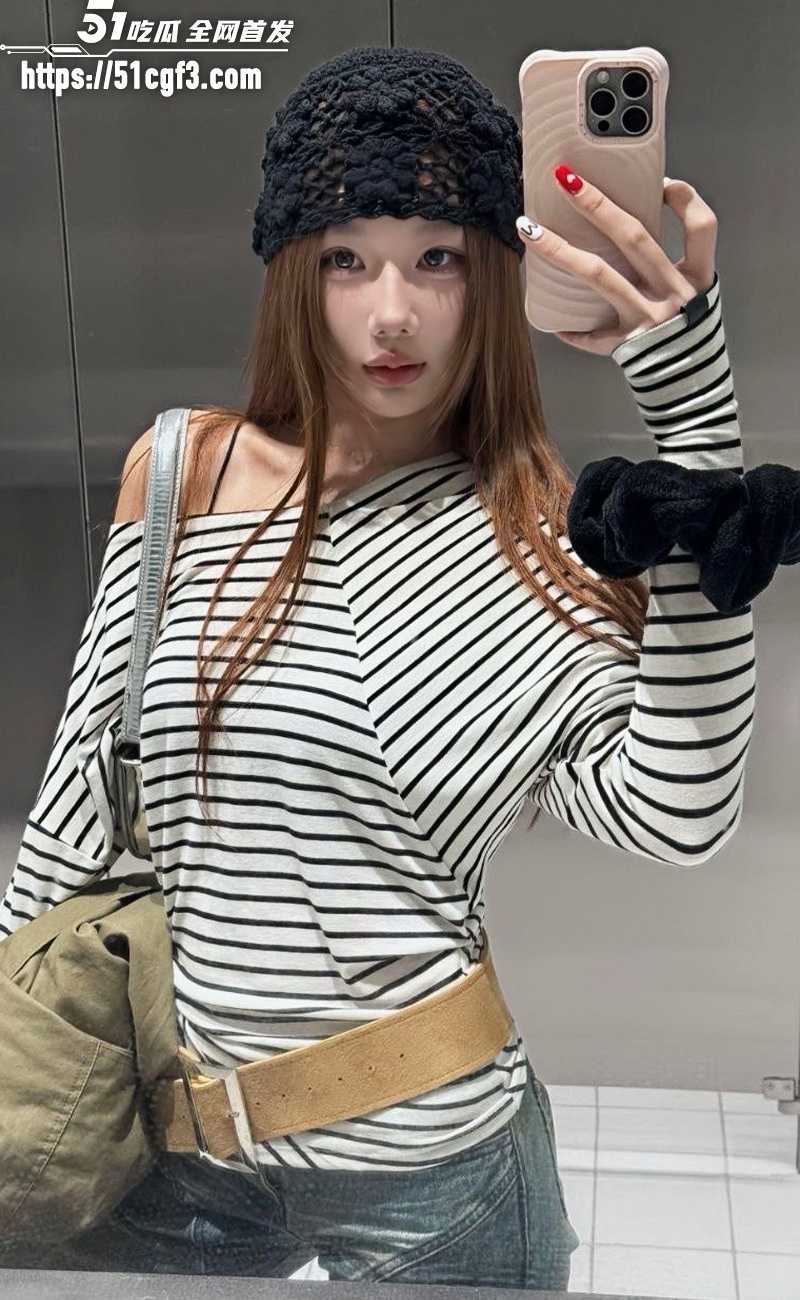 重庆小网红与男友做爱私拍 口舌服侍肉棒 车震骑乘交欢 娇嫩玉体沦为人肉母畜！