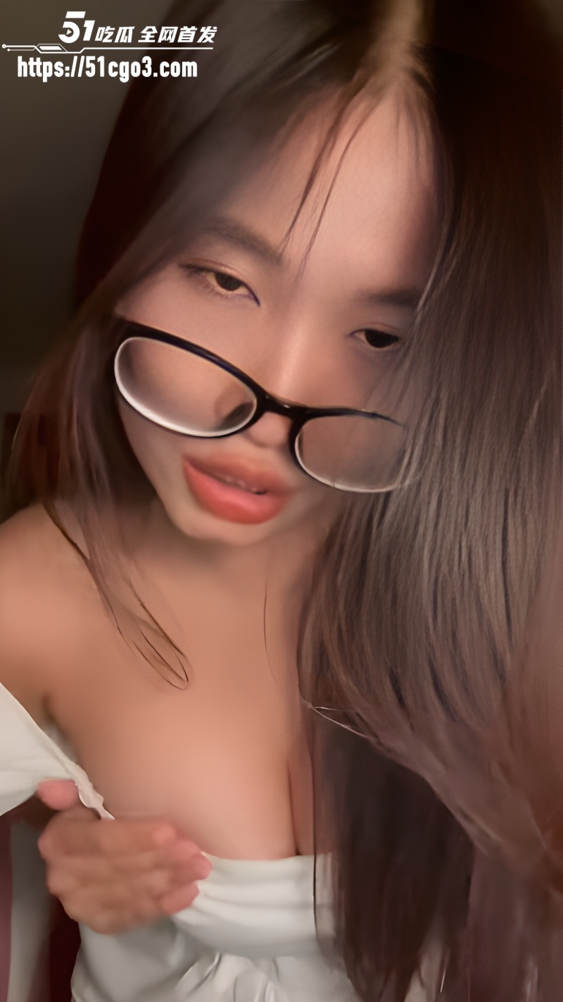 海南眼镜妹 性爱私拍流出 露脸献穴跪舔狂骑 肉棒深插相连 堪称年度最骚实录！