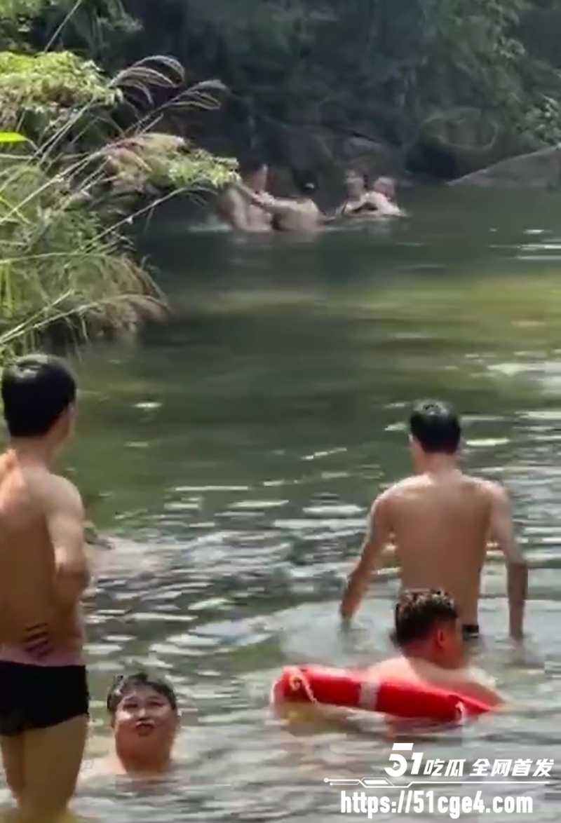 河边纳凉惊现情侣水中野战 骑乘裸男激情起伏 抱操加速打桩 惨遭围观偷录
