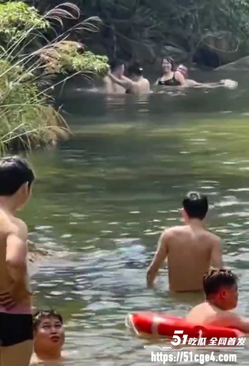 室外露出河里野战视频流出 6 拷贝