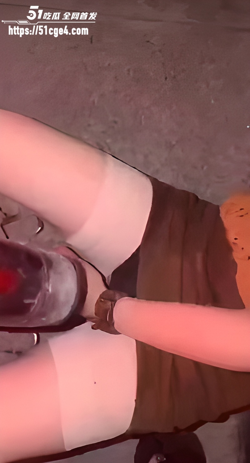 美艳少妇路边上演激情摸逼 6