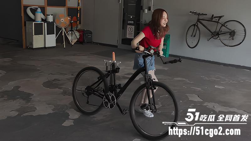 AV解说 小仓由菜 超变态玩法 魔改自慰自行车 大街上直接边骑边抽插到高潮