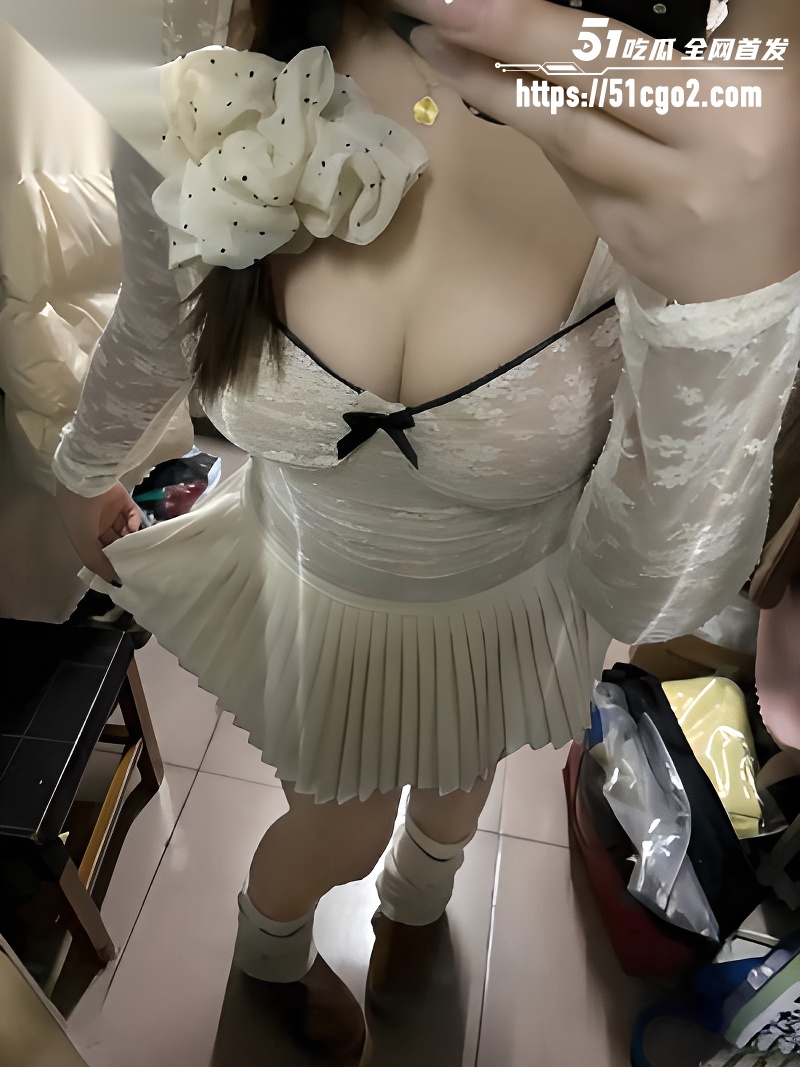 乱伦大神 迷人姐姐的性生活 半夜偷偷跑进骚姐姐的房间摸她逼逼 帮我手责榨精！
