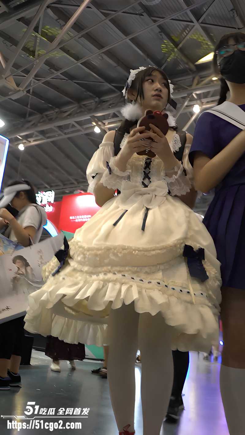 漫展抄底洛丽塔少女 摄像头偷拍大三情侣厕所后入做爱 2