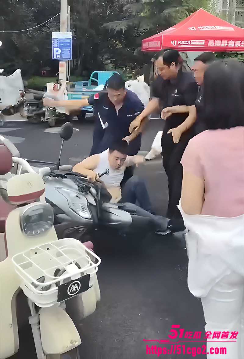 平乡金天凤凰城保安打业主视频曝光 3 拷贝