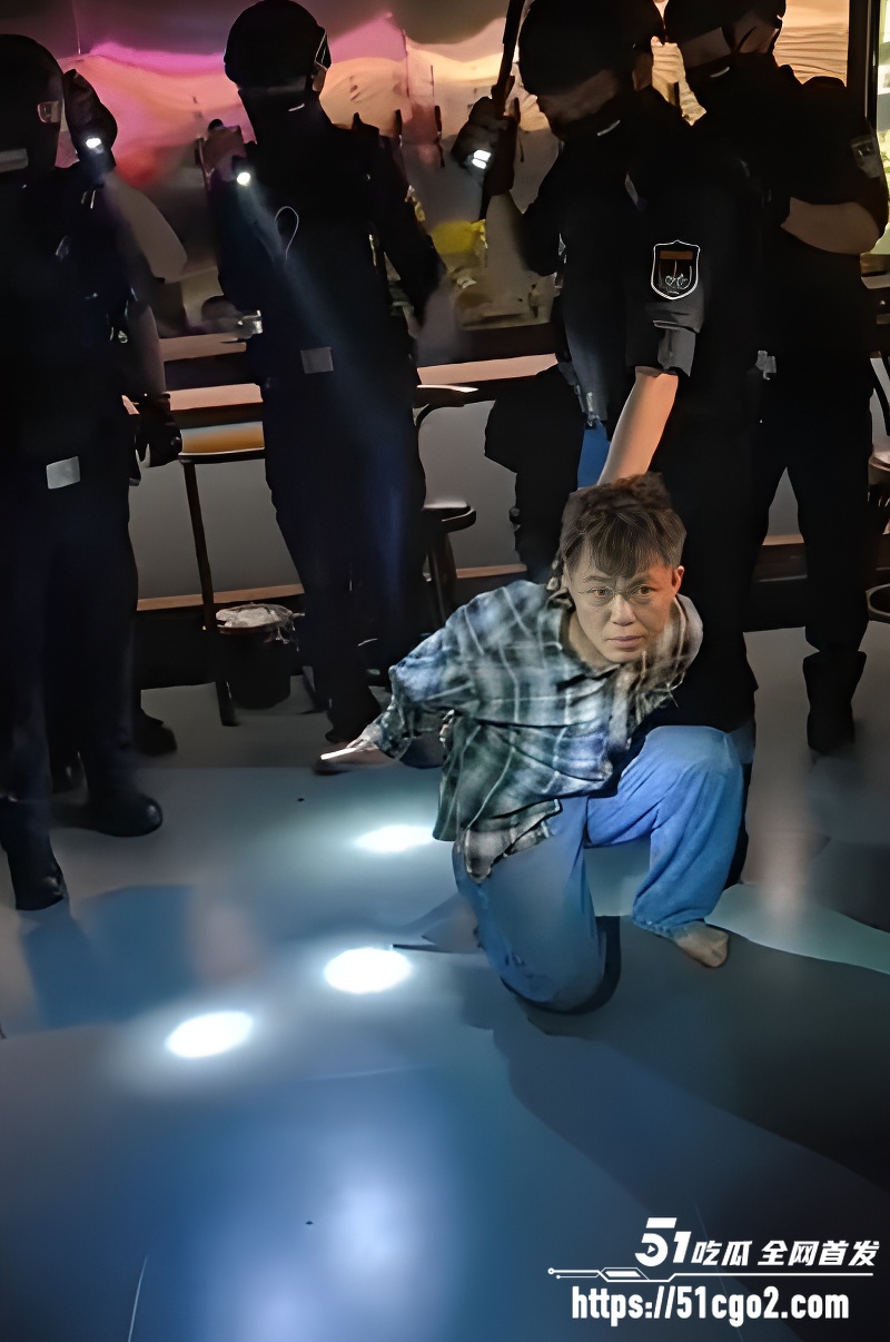 精神小伙深夜酒吧袭警  3