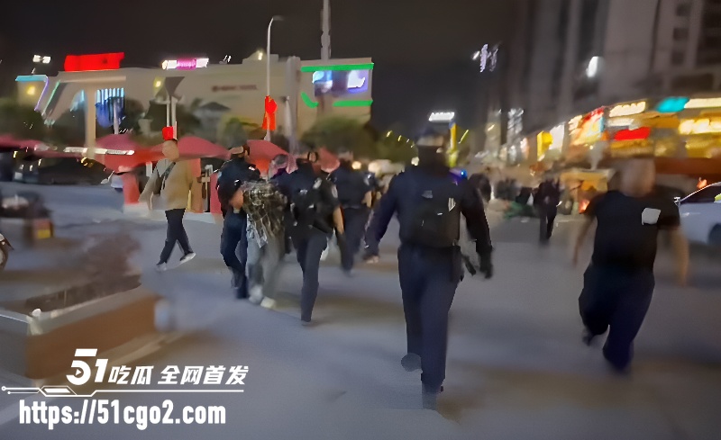 精神小伙深夜酒吧袭警  6