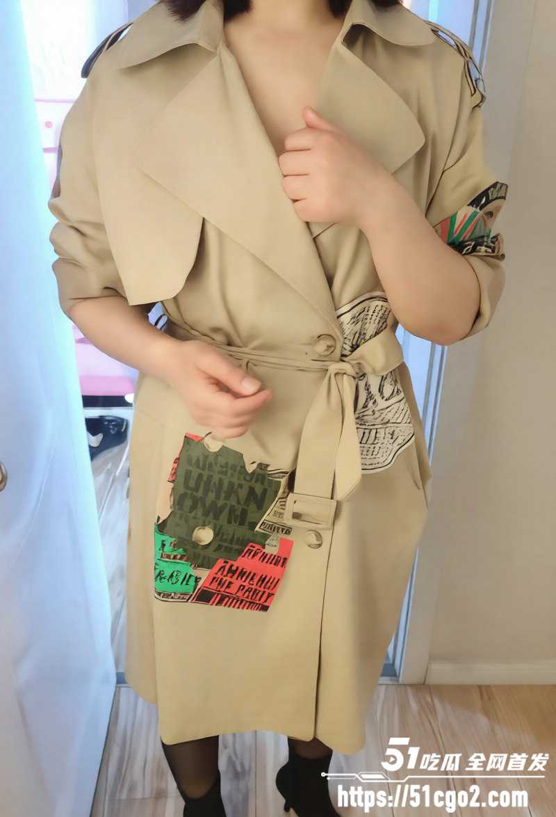 直播勾引情趣店黑丝老板娘 故装矜持遭强撩动情 主动撅臀被猛干口爆