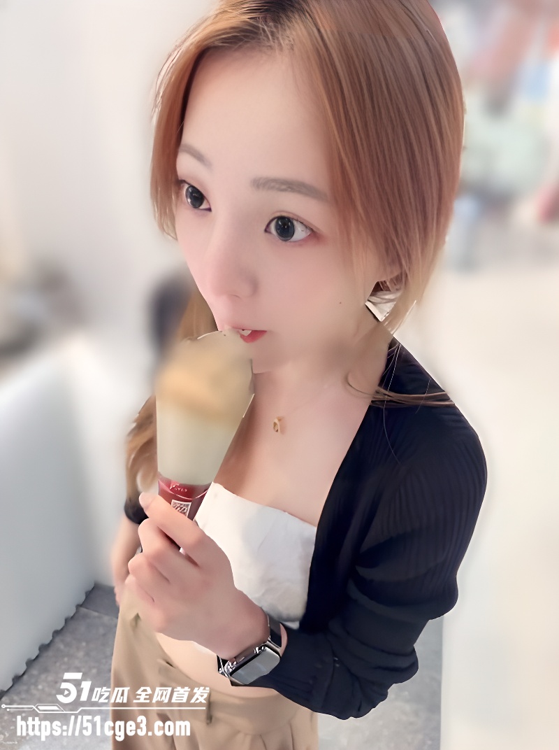 阳台素人情侣VLOG 女友被按在栏杆上 浪叫声直接传到楼下街巷